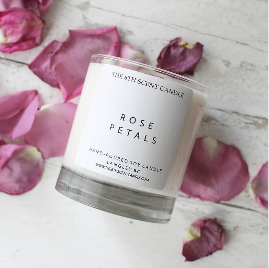 A close up of a Rose Petals candle.