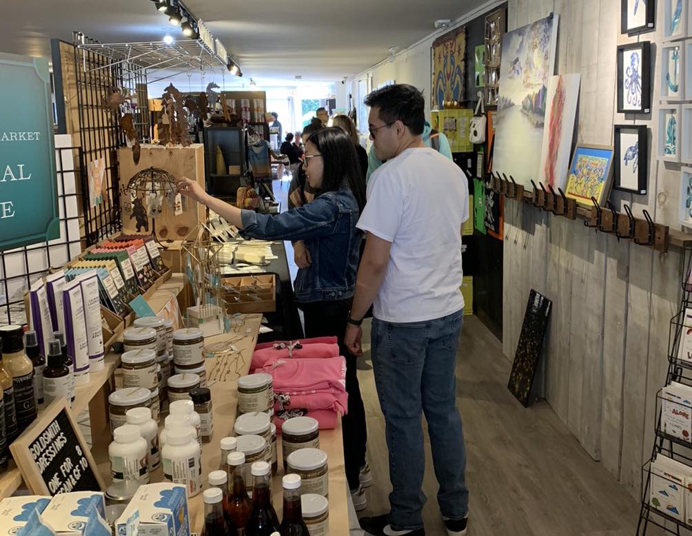 Capture the Vibrant Atmosphere of The Holiday Bazaar